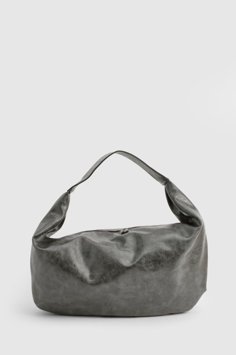 Потерта сумка зі штучної шкіри