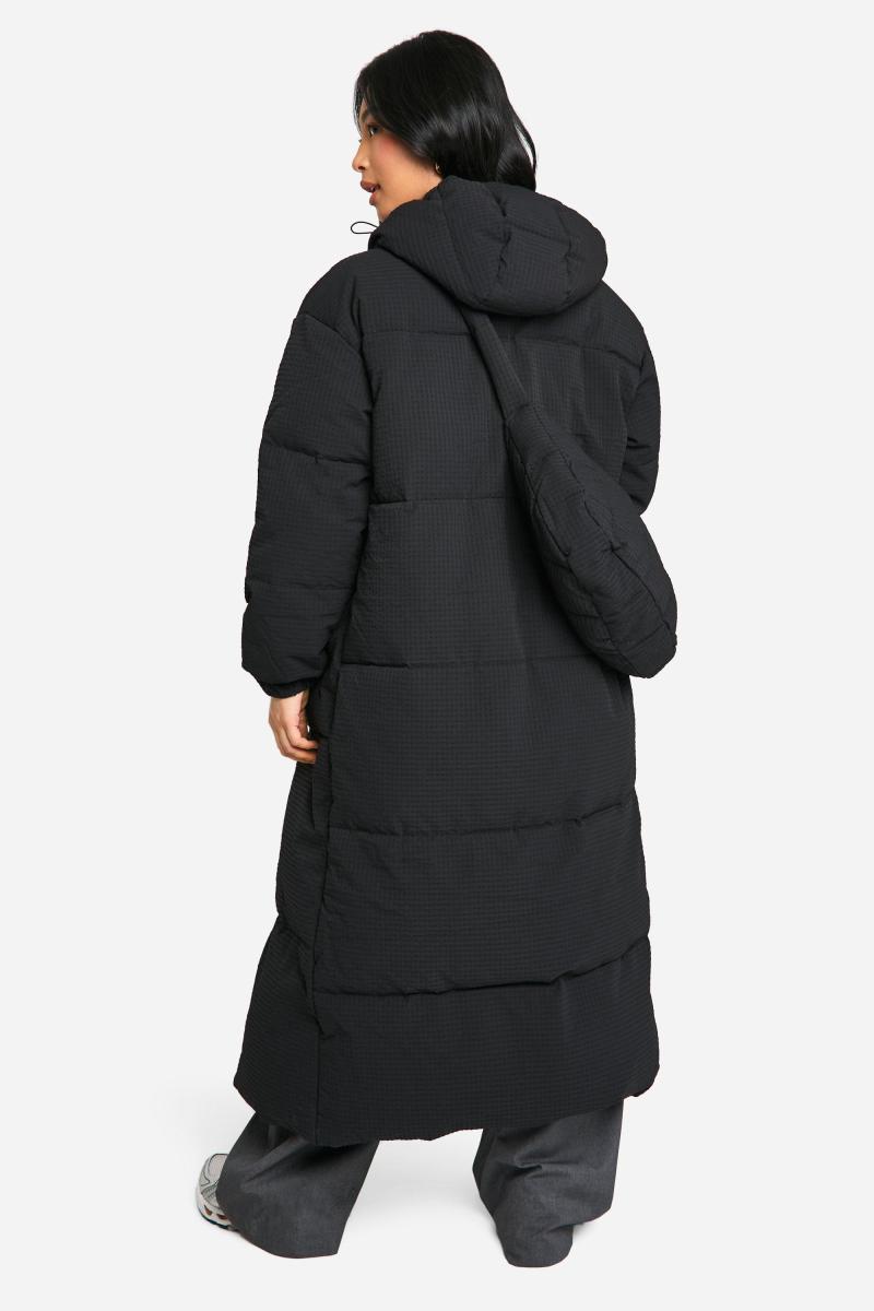 Маленька подовжена пухова куртка з капюшоном і відповідна сумка