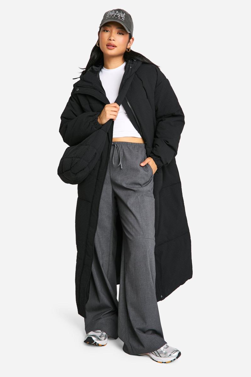 Маленька подовжена пухова куртка з капюшоном і відповідна сумка