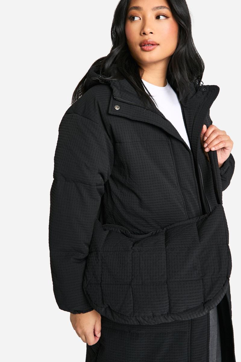 Маленька подовжена пухова куртка з капюшоном і відповідна сумка