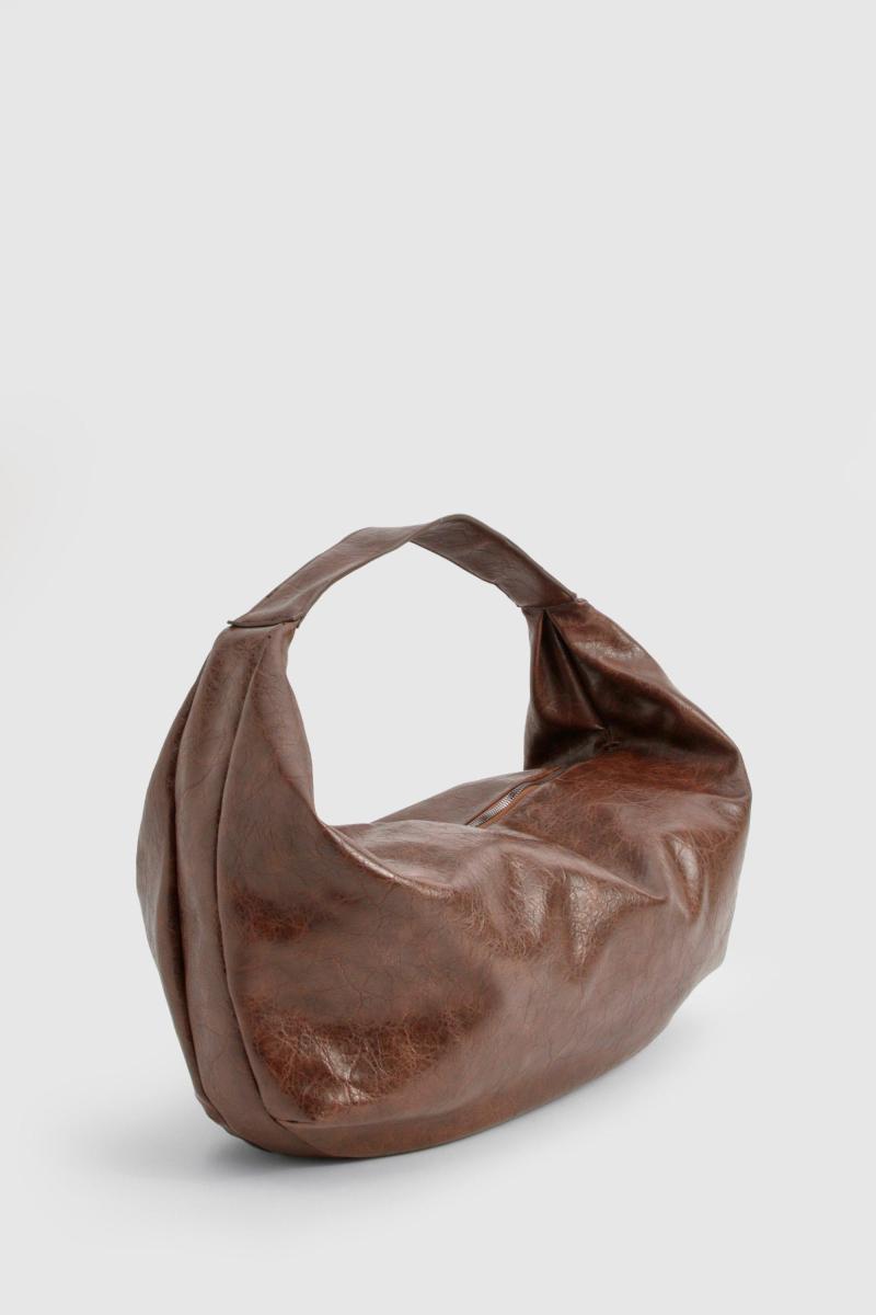 Потерта сумка зі штучної шкіри