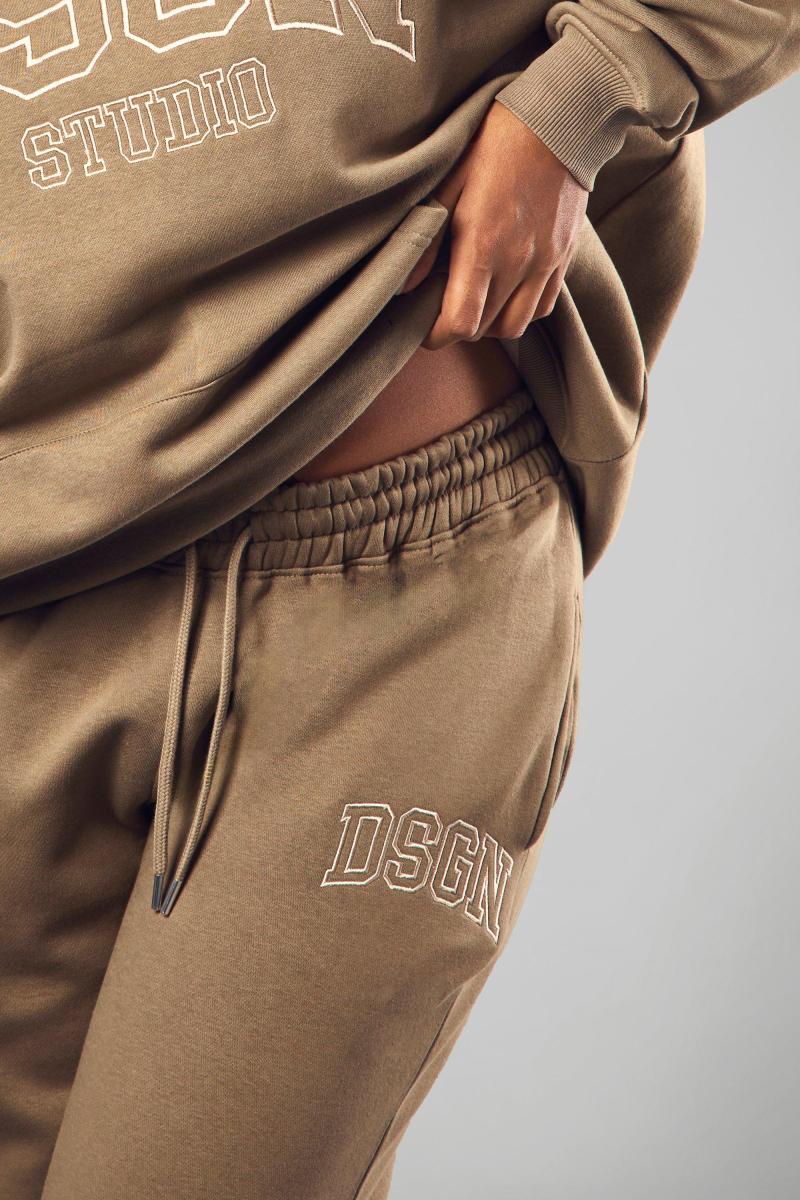 Плюс DSGN Studio Applique Jogger