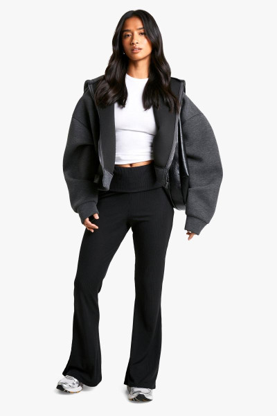 Маленькі брюки-кльош із м’якими рубчиками та поясом