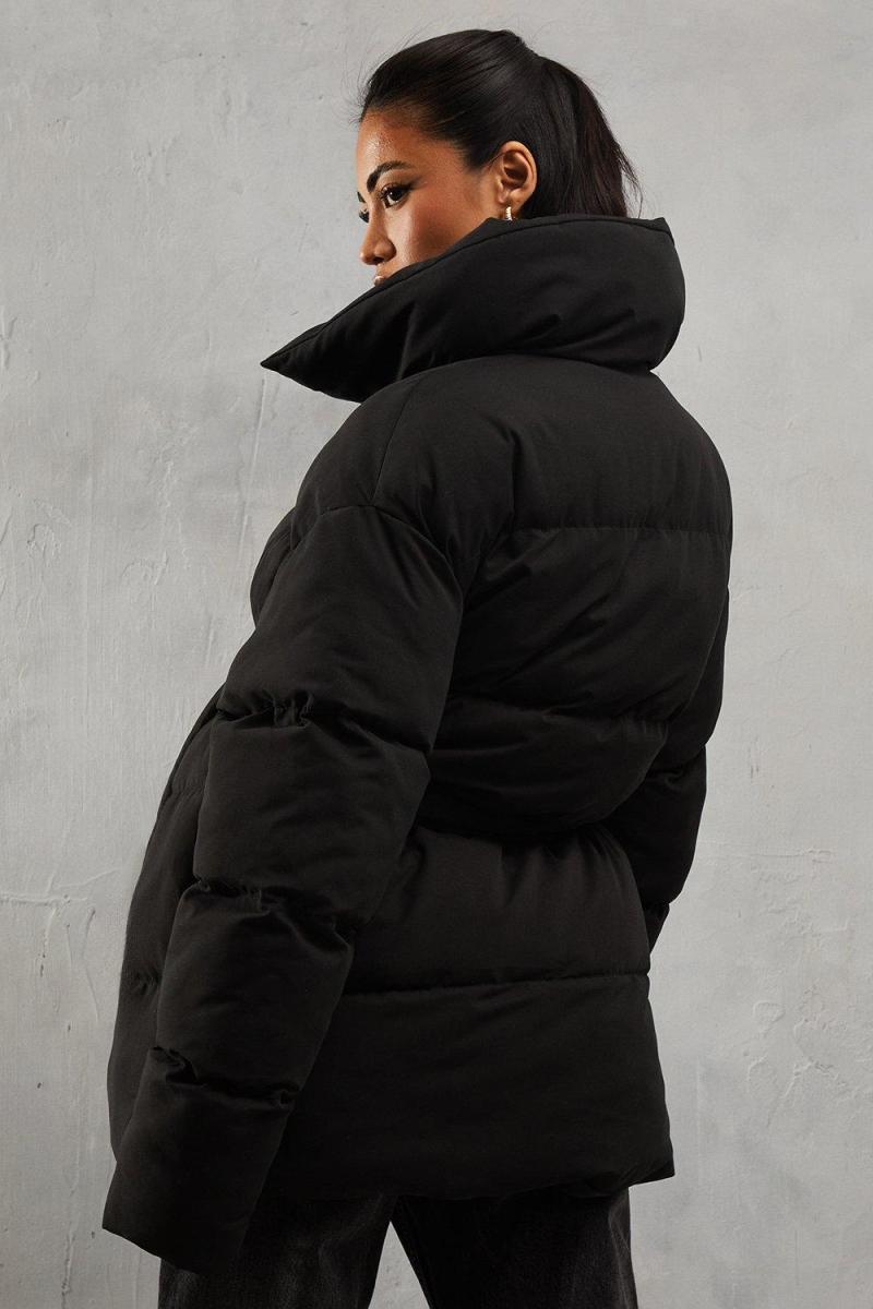 Пухне покриття краватки на комірці