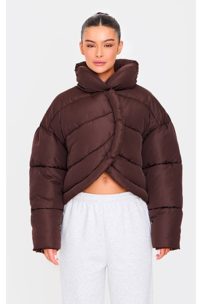 Шоколадно-коричнева стьобана асиметрична куртка-пуховик з високим горлом Шоколадно-коричнева стьобана асиметрична куртка-пуховик з високим горлом