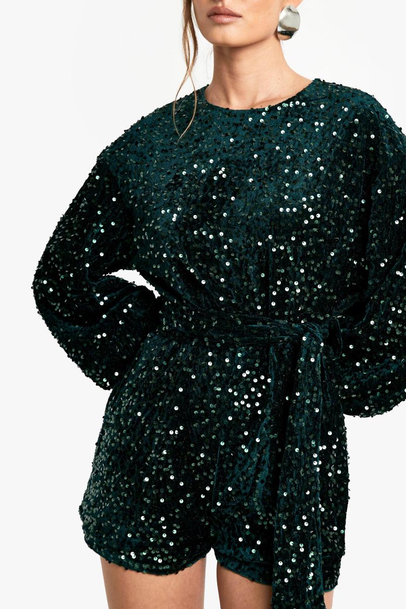 Комбінезон з паєтками і поясом з екстремальними рукавами