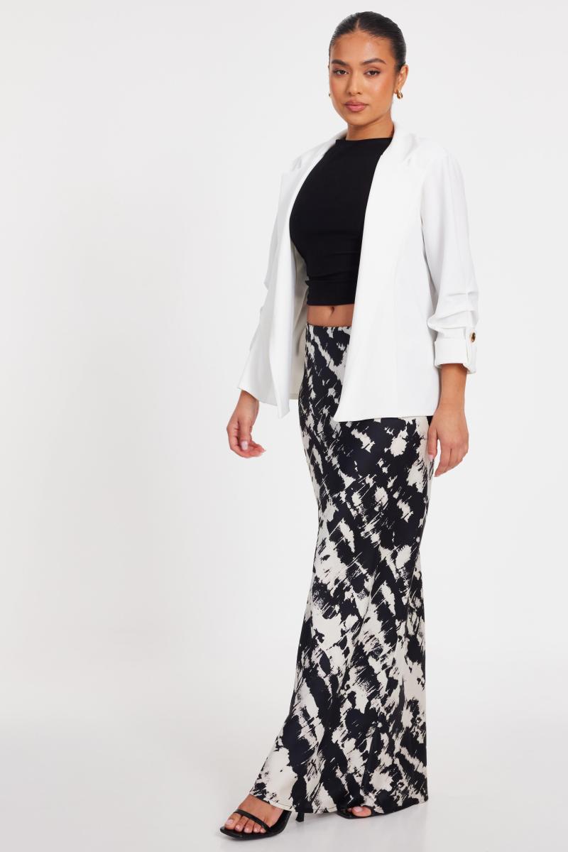 Біля білого блейзера з білим рукавом