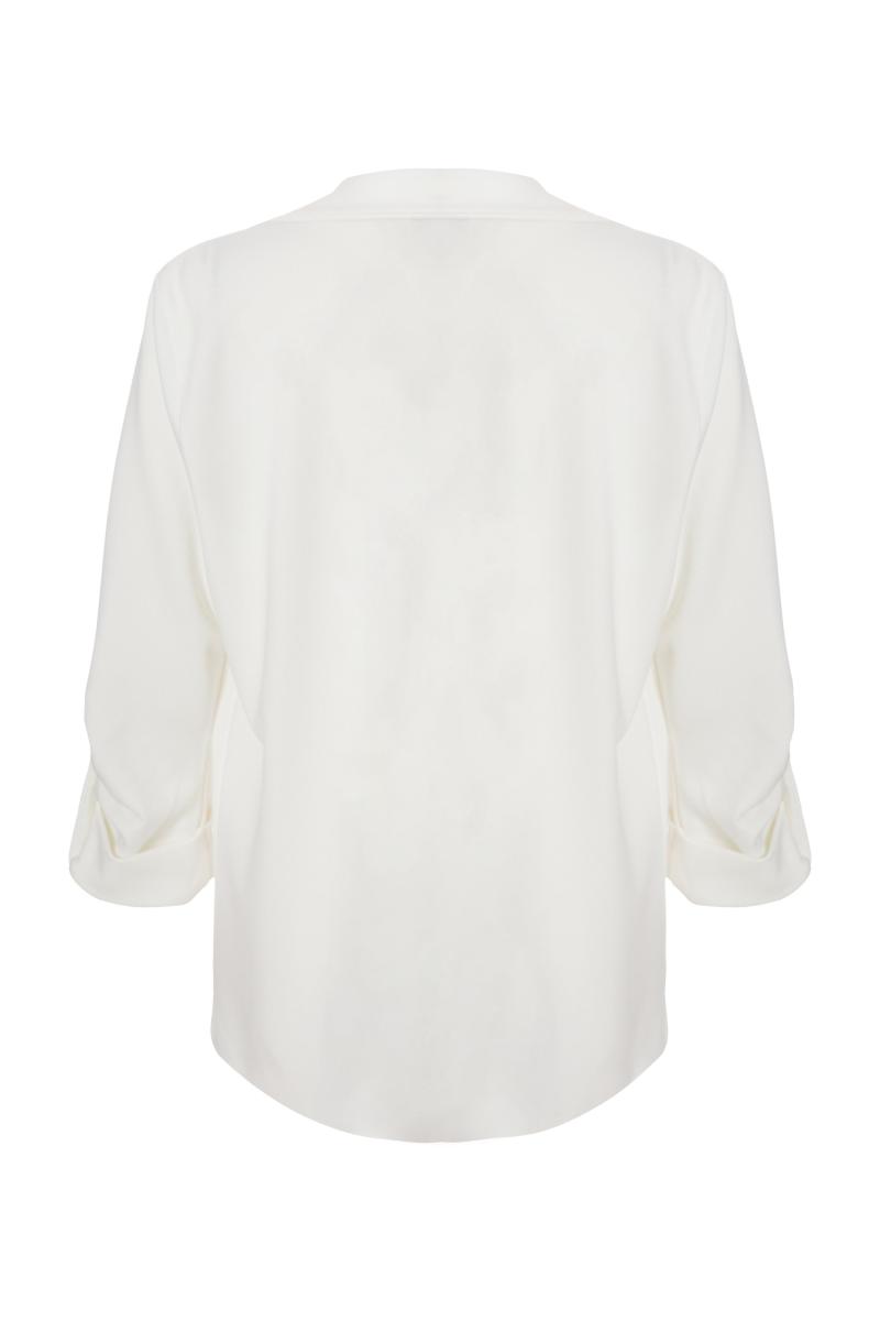 Біля білого блейзера з білим рукавом