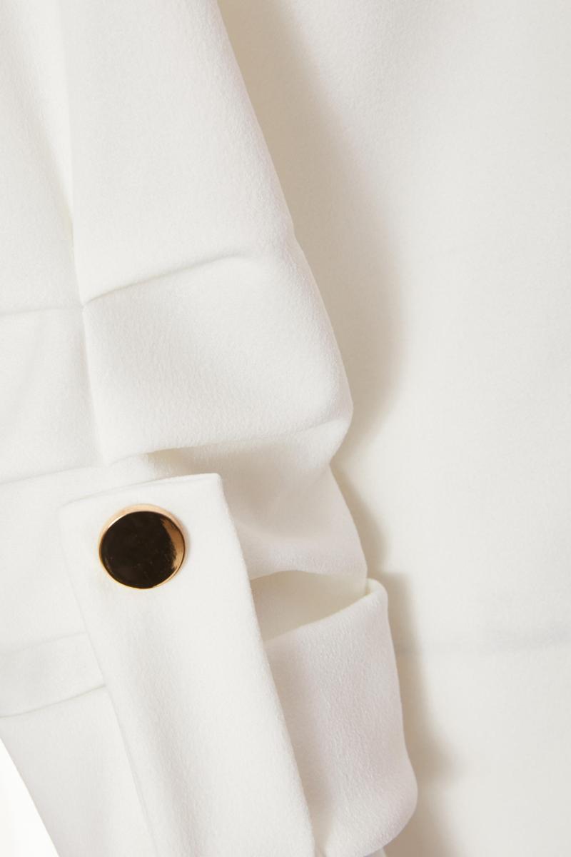 Біля білого блейзера з білим рукавом