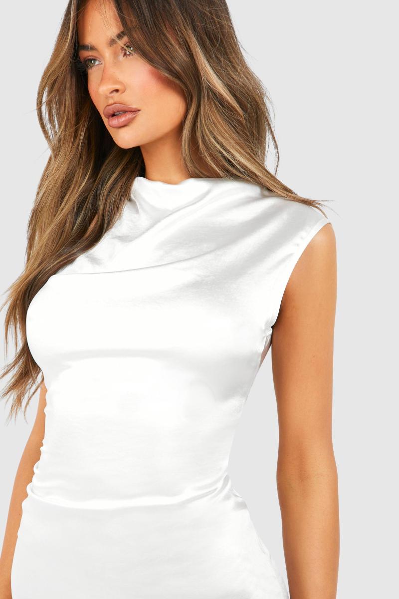 Атласна міні-сукня з високим вирізом і рукавами