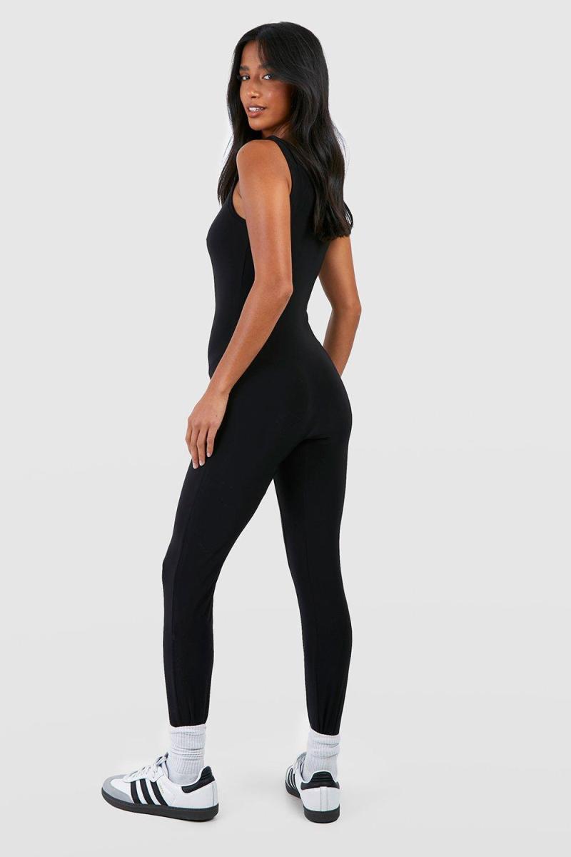 Маленький комбінезон з круглим вирізом