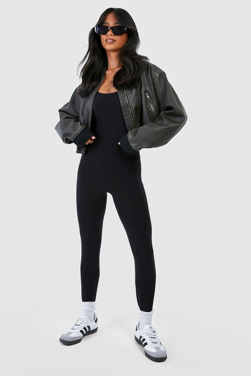 Маленький комбінезон з круглим вирізом