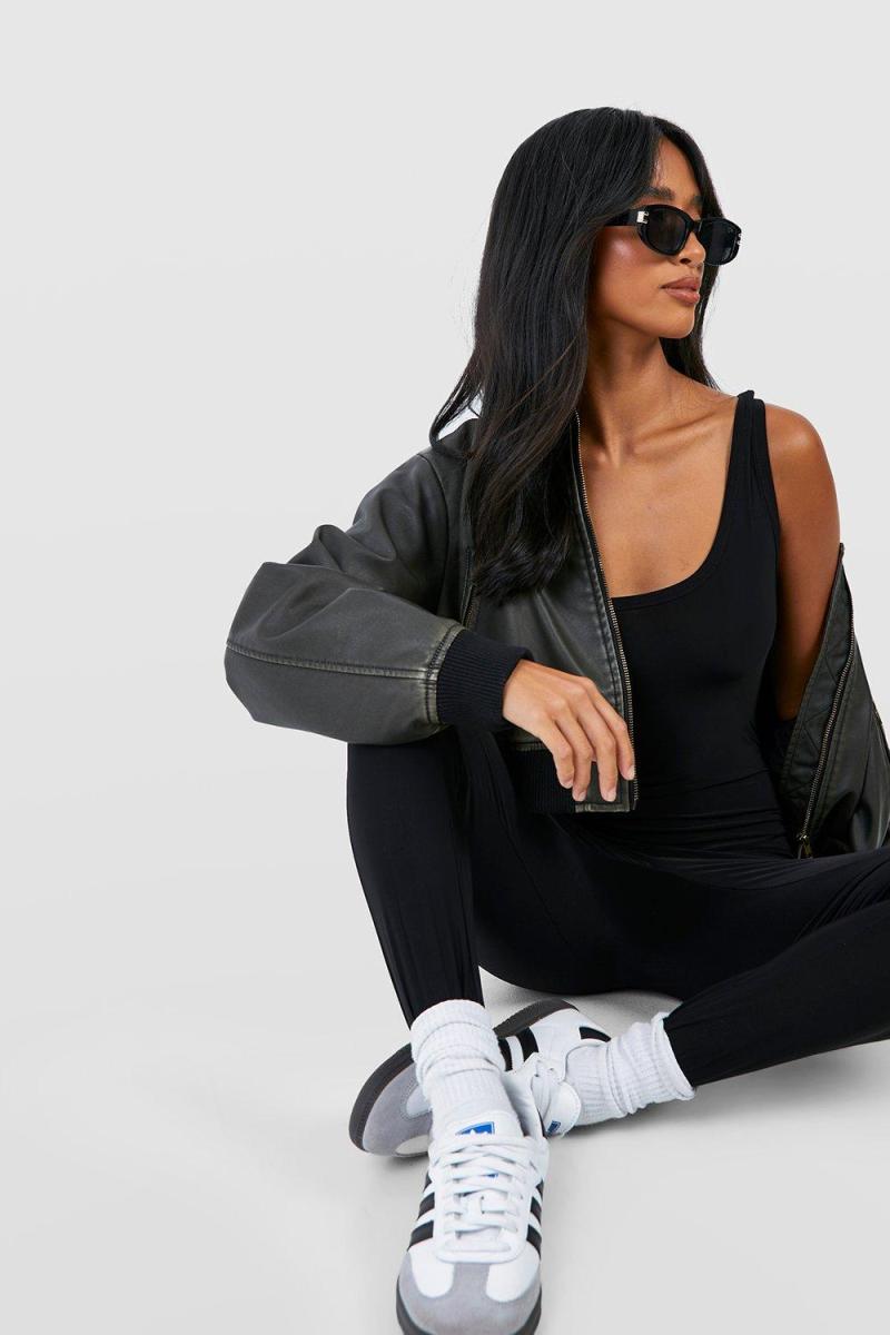 Маленький комбінезон з круглим вирізом