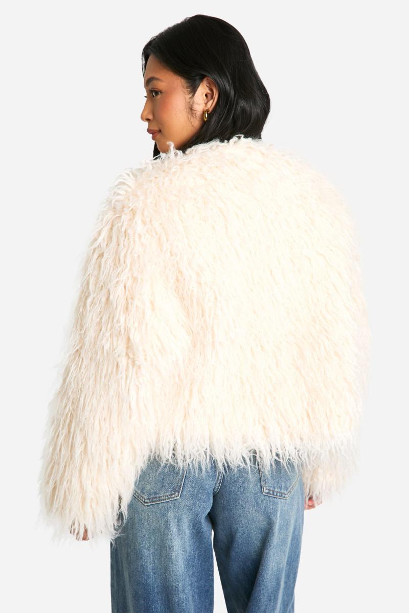 Маленька кудлата хутряна куртка на плечі