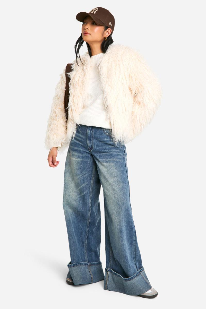 Маленька кудлата хутряна куртка на плечі