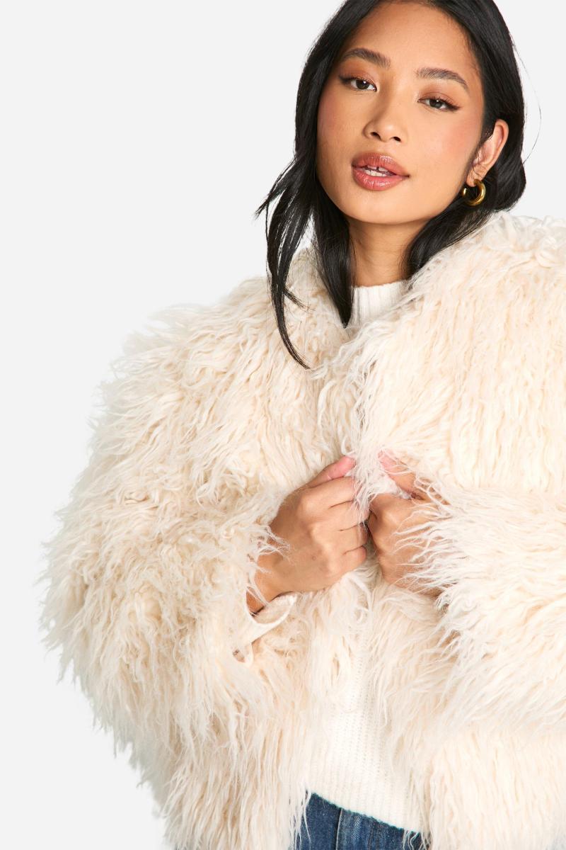 Маленька кудлата хутряна куртка на плечі